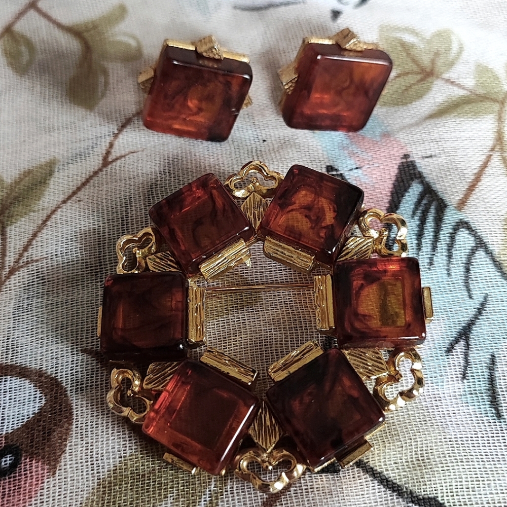 Amber Swirl Lucite Gold Tone Vintage Brooch Matching Earrings Mid Century Modern